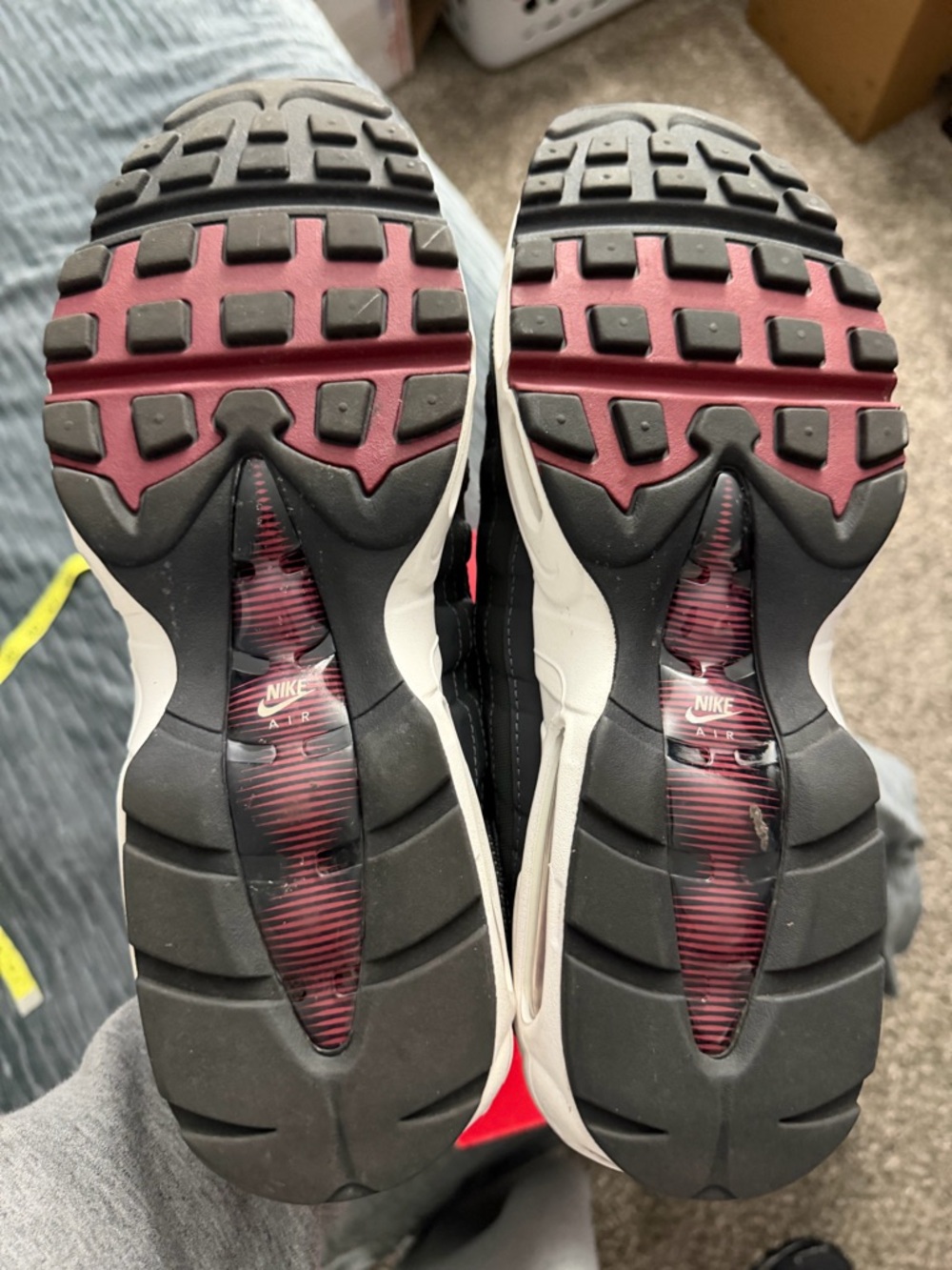 Nike Men’s Black and Burgundy Air Max 95 - Picture 6 of 6